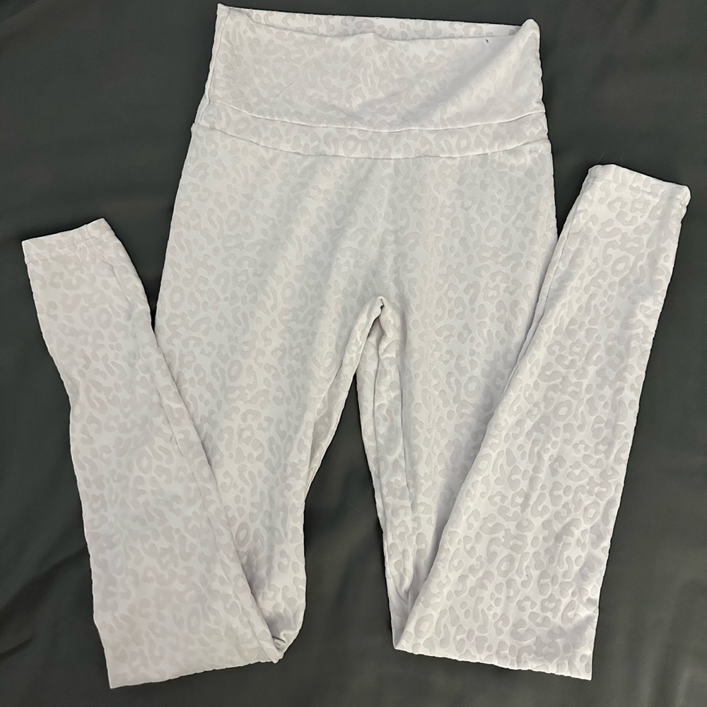 White animal print leggings